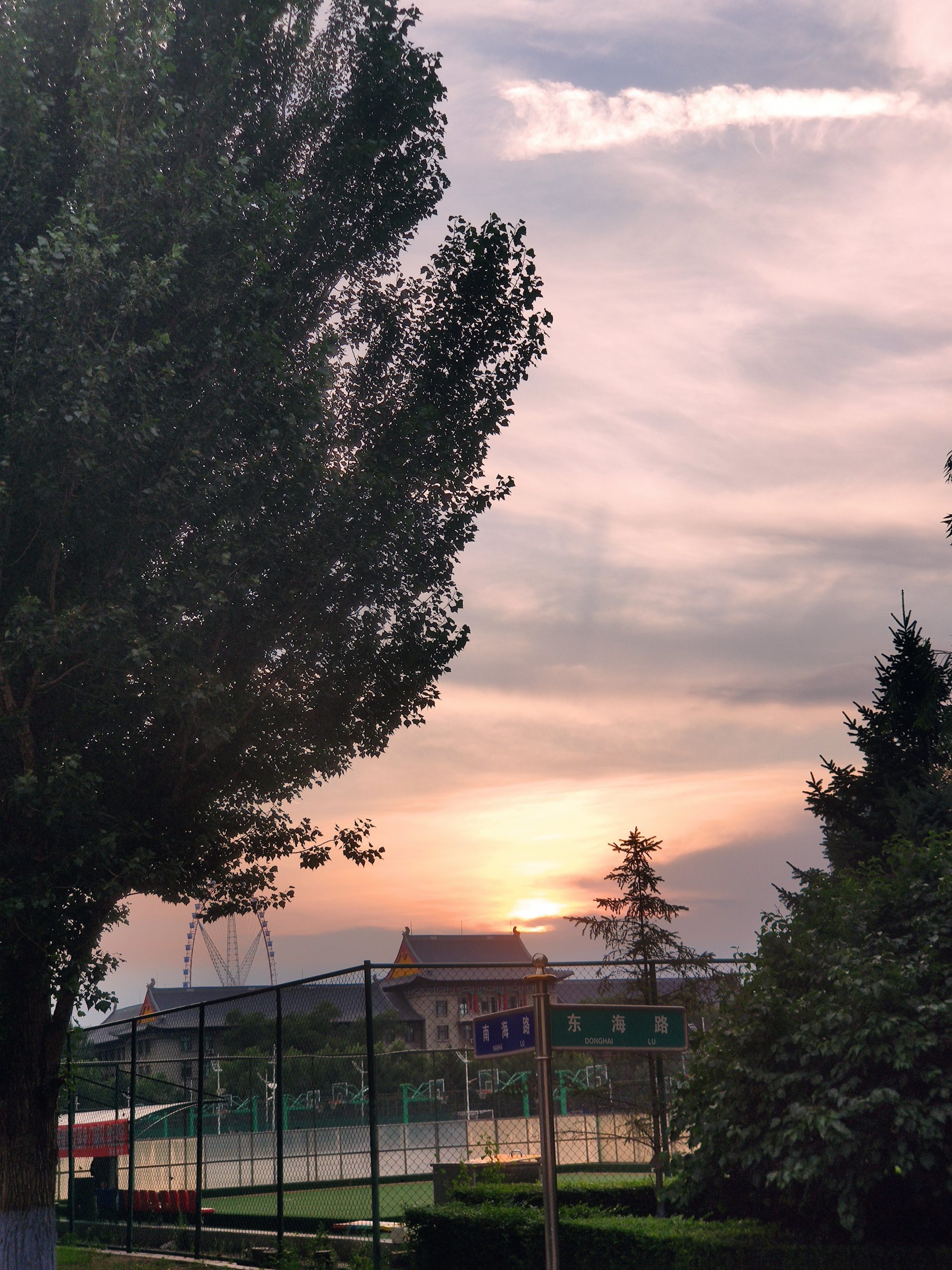 Serein——夕阳西下，干净的天空中有细微的雨滴飘落插图